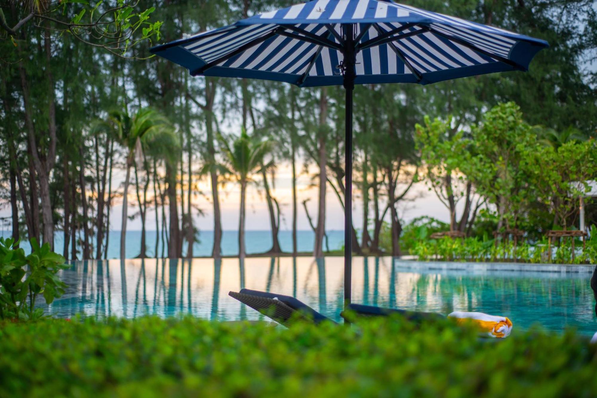 Le Meridien Phuket Mai Khao Beach Resort Exterior photo